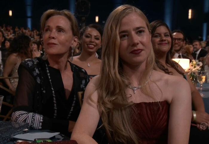 Fans Cringe At Stars’ Emmy Presentation As Their Joke Is Met With Silent Stares Fans Cringe At Stars’ Emmy Presentation As Their Joke Is Met With Silent Stares