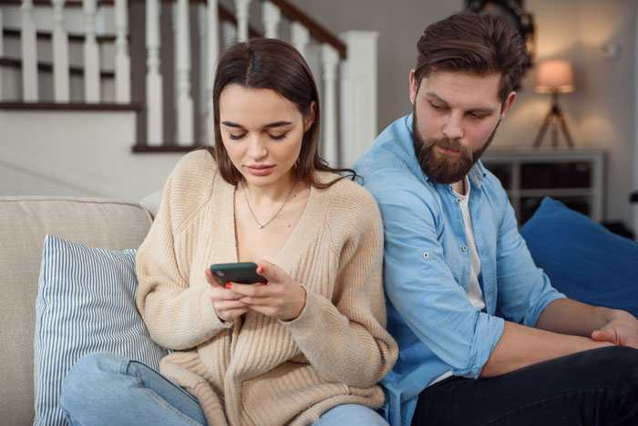 Woman Arranges A Tinder Date For BF And He Has No Idea His Side Chick Is The Same As His Main One