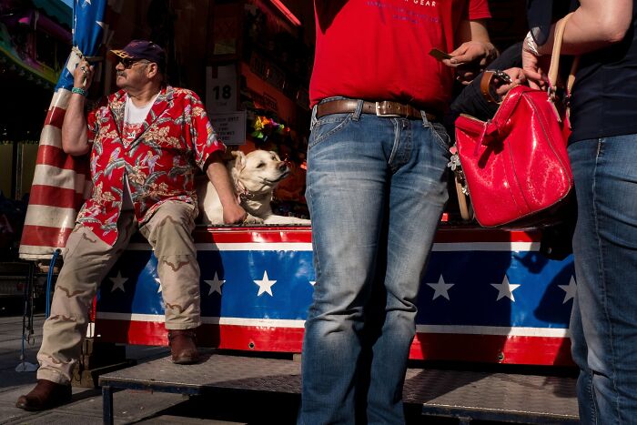 26 Times Animals Stole The Show In Jeffrey De Keyser&rsquo;s Street Photography