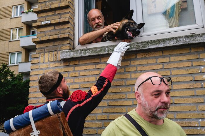 26 Times Animals Stole The Show In Jeffrey De Keyser&rsquo;s Street Photography