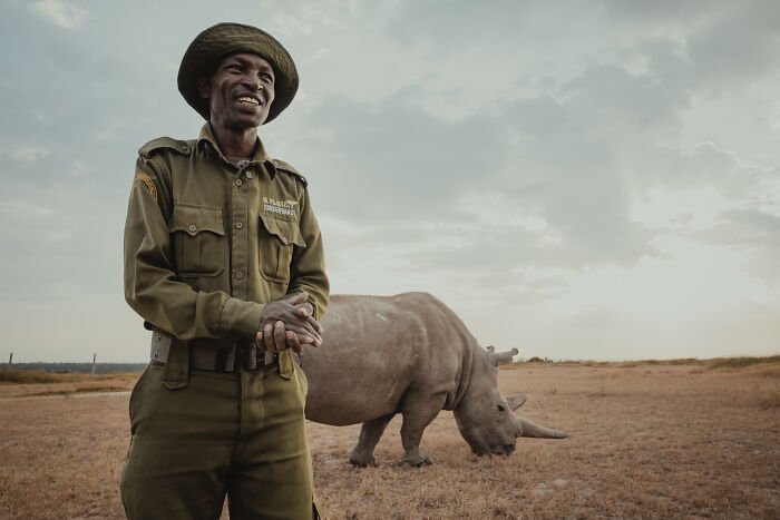 Photographer Captured The Last 2 Northern White Rhinos And The People Who Protect Them (18 Pics) Photographer Captured The Last 2 Northern White Rhinos And The People Who Protect Them (18 Pics)