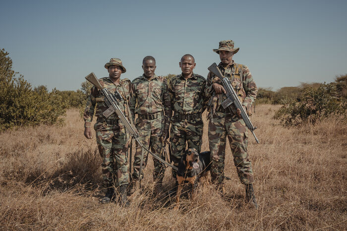 Photographer Captured The Last 2 Northern White Rhinos And The People Who Protect Them (18 Pics) Photographer Captured The Last 2 Northern White Rhinos And The People Who Protect Them (18 Pics)