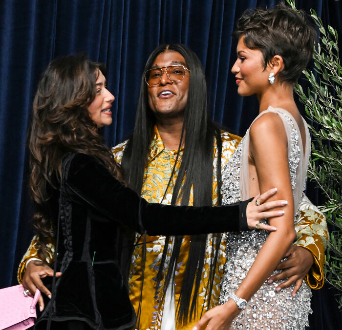 Hollywood Star’s Awkward Interaction With Zendaya’s Stylist Sparks Intense Scrutiny Hollywood Star’s Awkward Interaction With Zendaya’s Stylist Sparks Intense Scrutiny