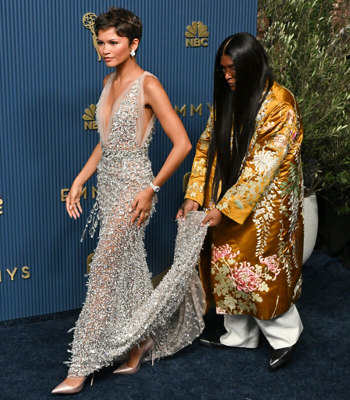 Hollywood Star’s Awkward Interaction With Zendaya’s Stylist Sparks Intense Scrutiny Hollywood Star’s Awkward Interaction With Zendaya’s Stylist Sparks Intense Scrutiny