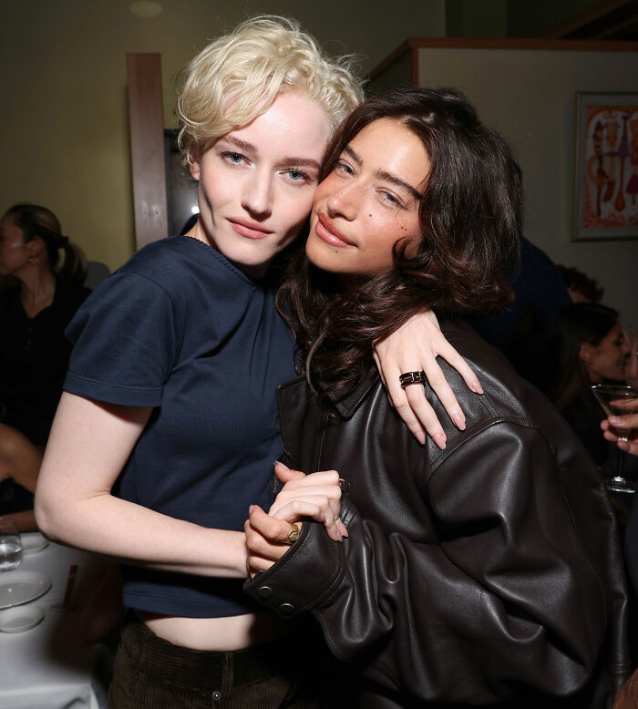 Hollywood Star’s Awkward Interaction With Zendaya’s Stylist Sparks Intense Scrutiny Hollywood Star’s Awkward Interaction With Zendaya’s Stylist Sparks Intense Scrutiny