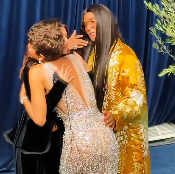 Hollywood Star’s Awkward Interaction With Zendaya’s Stylist Sparks Intense Scrutiny Hollywood Star’s Awkward Interaction With Zendaya’s Stylist Sparks Intense Scrutiny