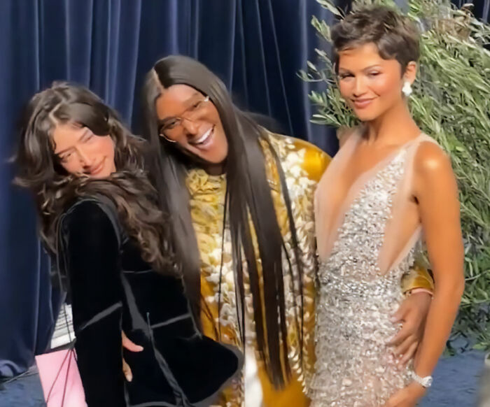 Hollywood Star’s Awkward Interaction With Zendaya’s Stylist Sparks Intense Scrutiny Hollywood Star’s Awkward Interaction With Zendaya’s Stylist Sparks Intense Scrutiny