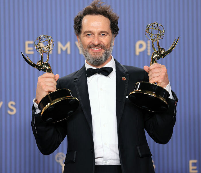 Emmy Winner Breaks Silence On Tense Moment With Wife, Body Language Expert Weighs In: “Screams Desperation” Emmy Winner Breaks Silence On Tense Moment With Wife, Body Language Expert Weighs In: “Screams Desperation”