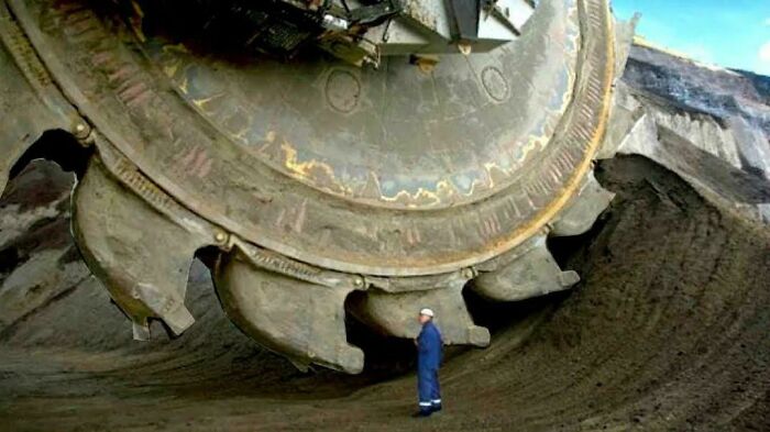Not Everyone Is Terrified Of Massive Objects, But These 75 Pics Might Have You Thinking Otherwise