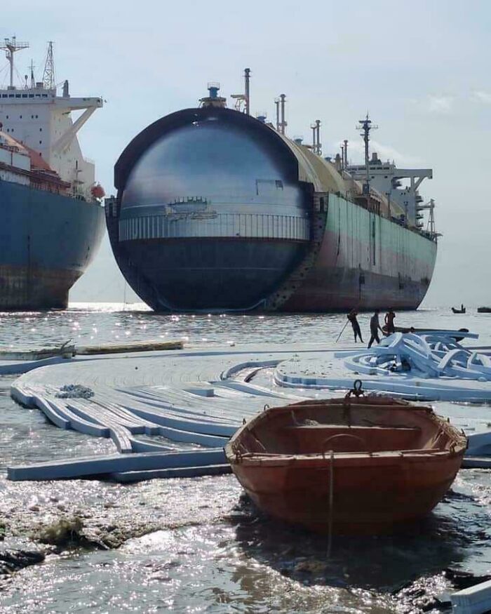 Not Everyone Is Terrified Of Massive Objects, But These 75 Pics Might Have You Thinking Otherwise