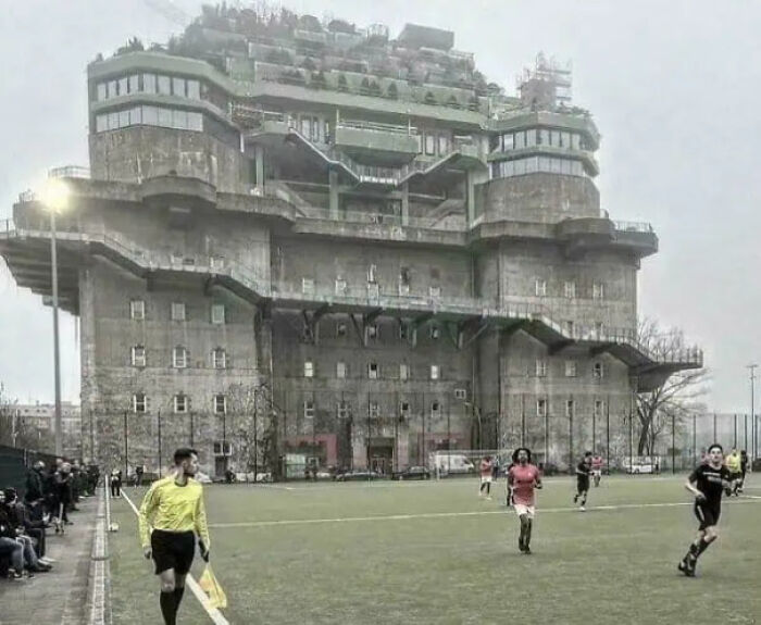 Not Everyone Is Terrified Of Massive Objects, But These 75 Pics Might Have You Thinking Otherwise