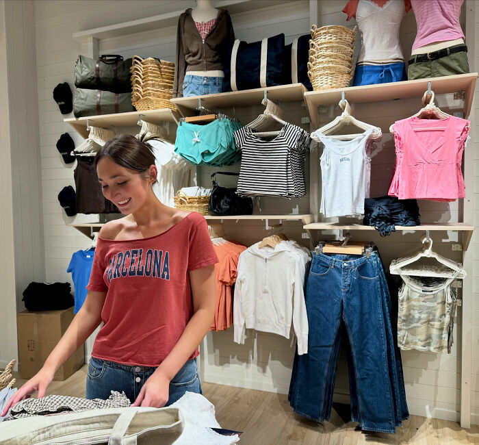 Popular Clothing Brand Slammed By Netizens After They Notice Odd Detail In Product Photo Popular Clothing Brand Slammed By Netizens After They Notice Odd Detail In Product Photo