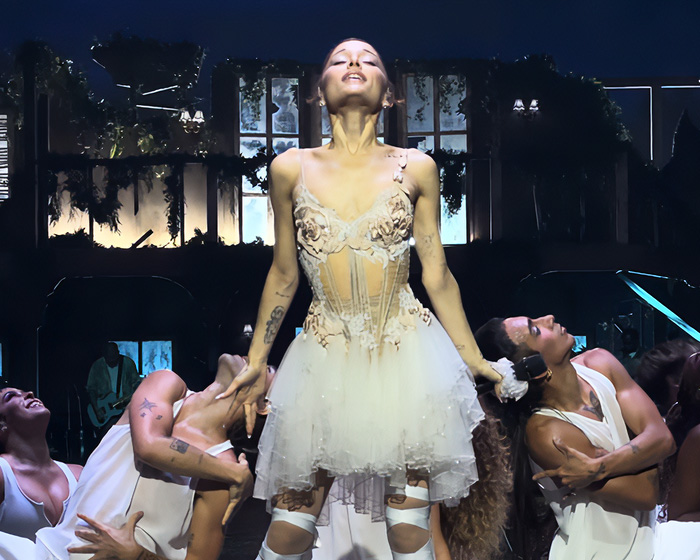 “Scariest Photo I’ve Seen Of Her Yet”: New Ariana Grande Snaps Spur Worry As People Note Concerning Detail “Scariest Photo I’ve Seen Of Her Yet”: New Ariana Grande Snaps Spur Worry As People Note Concerning Detail