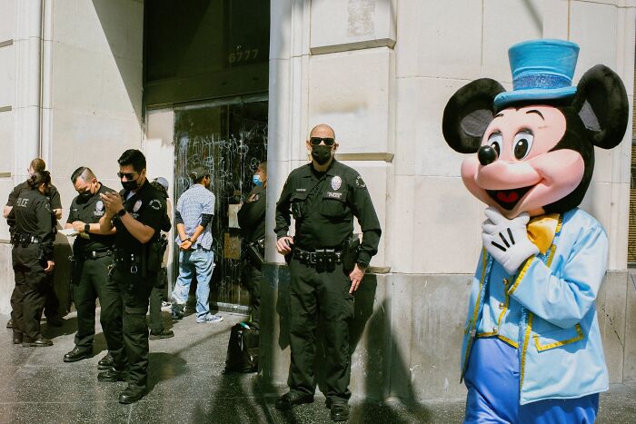 61 Perfectly Timed Street Photos By Jeremy Paige That Might Make You Look Twice 61 Perfectly Timed Street Photos By Jeremy Paige That Might Make You Look Twice