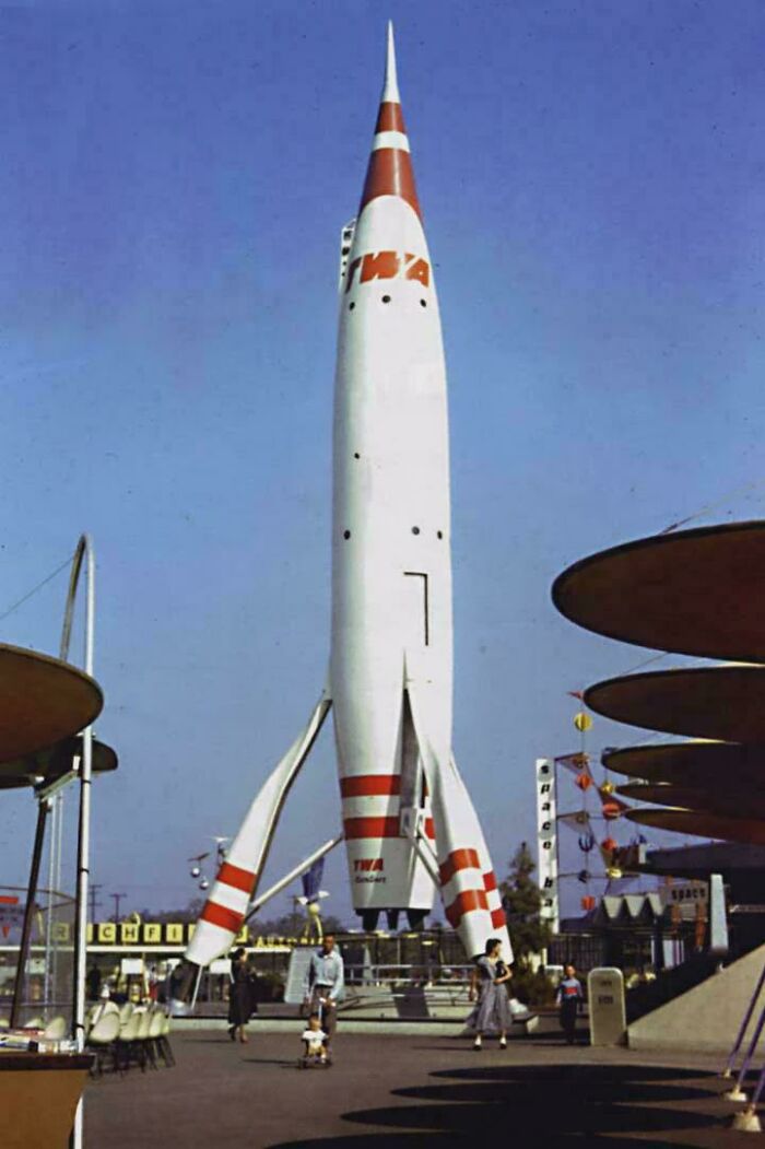70 Retrofuturistic Images That Show How People In The Past Imagined The Future (New Pics)