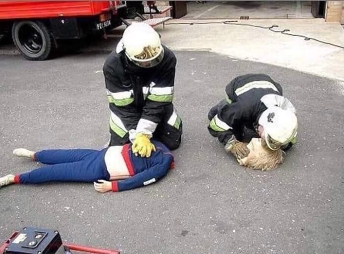 89 Pics That Might Make You Stop Scrolling Just To Figure Out What&rsquo;s Going On