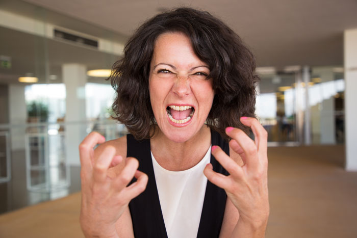 Mom Allows Her Bored Kid To Play On A Hotel Concierge’s Laptop, Gets Ballistic As He Says No Mom Allows Her Bored Kid To Play On A Hotel Concierge’s Laptop, Gets Ballistic As He Says No