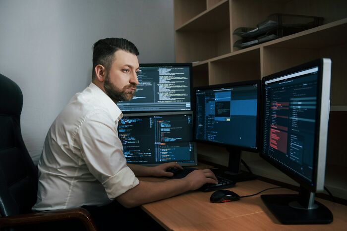 “Since AI Blew Up, My Job Became Defunct”: 54 Unemployed People Expose How Bad The Job Market Is