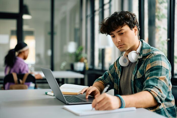 “Since AI Blew Up, My Job Became Defunct”: 54 Unemployed People Expose How Bad The Job Market Is