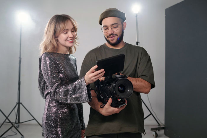 Woman Meets Photographer Boyfriend While Modeling For Him, Suspects That He Found A New Muse