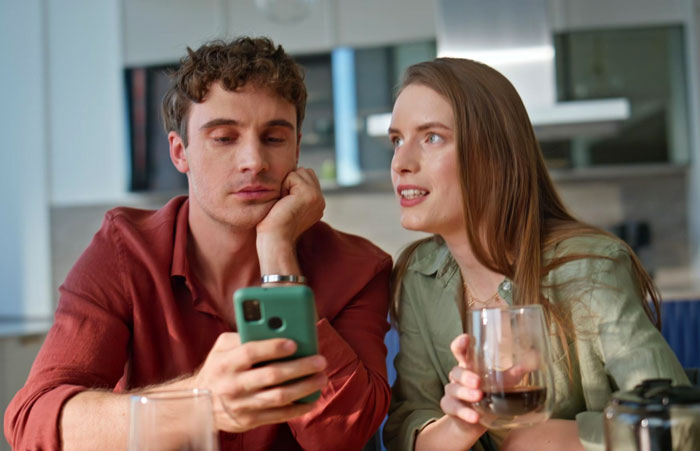 Woman Meets Photographer Boyfriend While Modeling For Him, Suspects That He Found A New Muse