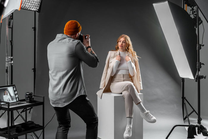 Woman Meets Photographer Boyfriend While Modeling For Him, Suspects That He Found A New Muse