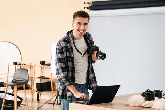 Woman Meets Photographer Boyfriend While Modeling For Him, Suspects That He Found A New Muse