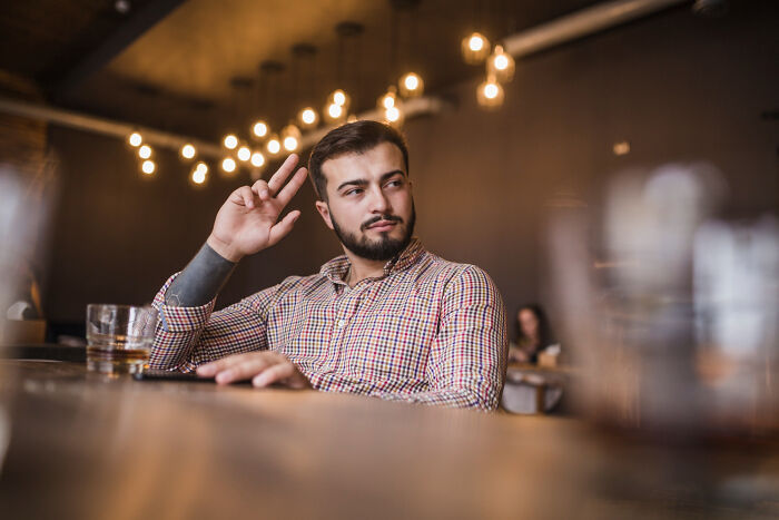Professionals Who “Read” People For A Living Reveal 60 Behaviors That Tell Them Everything They Need To Know Professionals Who “Read” People For A Living Reveal 60 Behaviors That Tell Them Everything They Need To Know