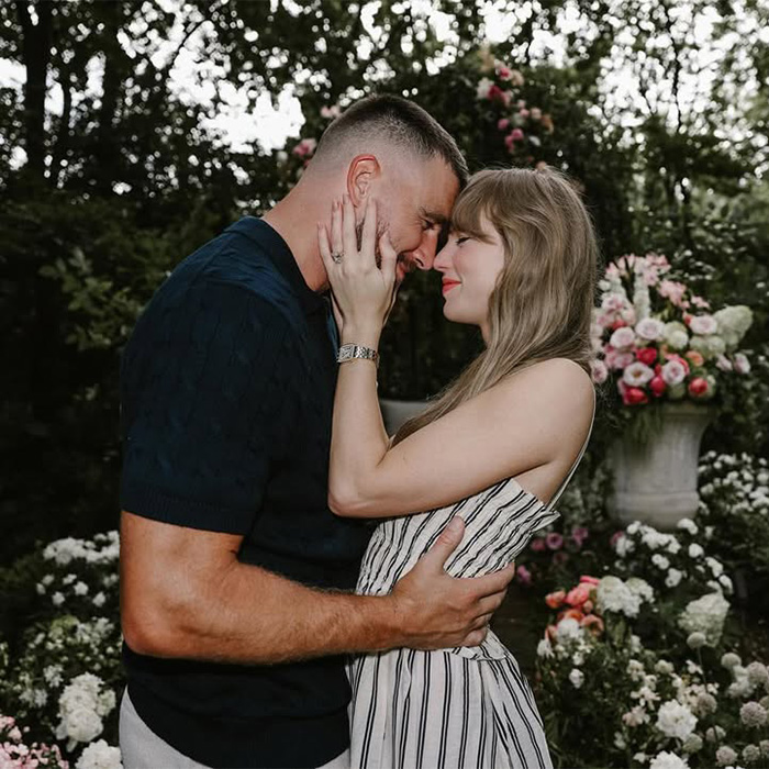 Taylor Swift Slammed After Netizens Spot A Bizarre Detail In Her Latest Photo Announcing Big News