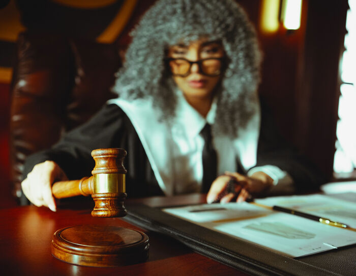 Courtroom Drama After Lawyer Publicly Rips Into Judge For Calling Her Dress “Inappropriate” Courtroom Drama After Lawyer Publicly Rips Into Judge For Calling Her Dress “Inappropriate”
