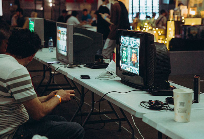 Teen Keeps Losing PS Games To A Mystery Thief, Sets A Trap That Leaves His Friend Paying For 4 Years Teen Keeps Losing PS Games To A Mystery Thief, Sets A Trap That Leaves His Friend Paying For 4 Years
