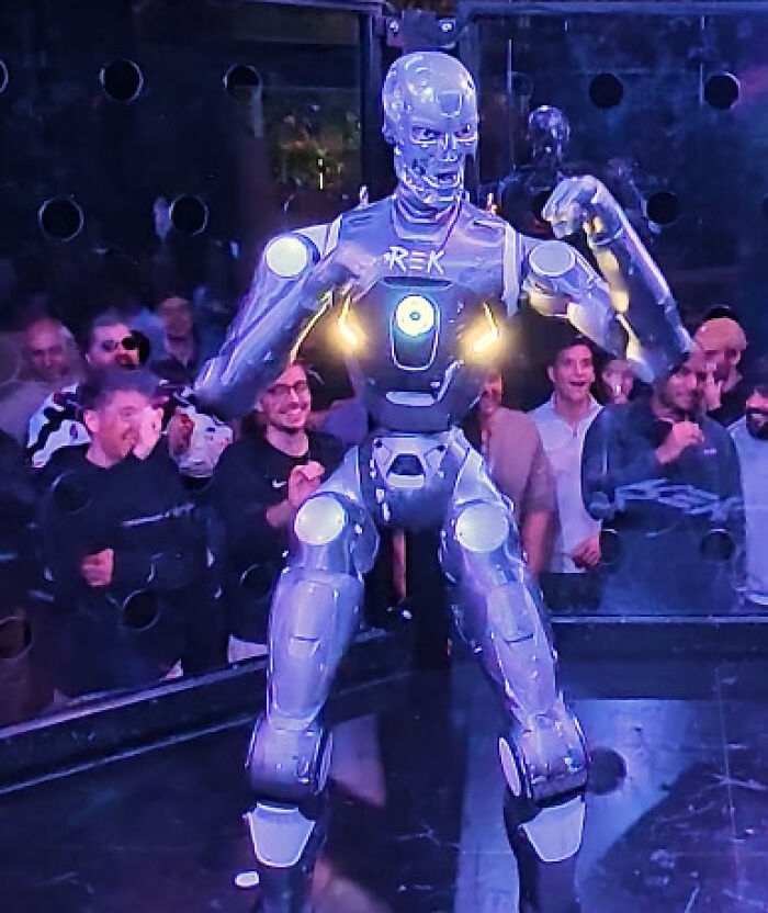 Viral Video Looks Like Sci-Fi, But The World Did In Fact Just See Its First ‘Man Vs. Robot’ Cage Fight Viral Video Looks Like Sci-Fi, But The World Did In Fact Just See Its First ‘Man Vs. Robot’ Cage Fight