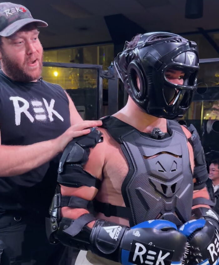Viral Video Looks Like Sci-Fi, But The World Did In Fact Just See Its First ‘Man Vs. Robot’ Cage Fight Viral Video Looks Like Sci-Fi, But The World Did In Fact Just See Its First ‘Man Vs. Robot’ Cage Fight