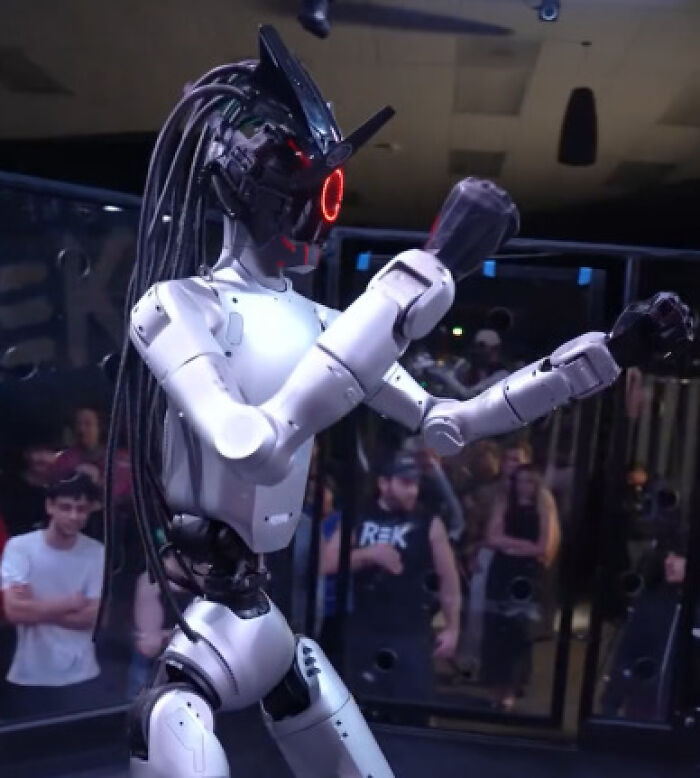 Viral Video Looks Like Sci-Fi, But The World Did In Fact Just See Its First ‘Man Vs. Robot’ Cage Fight Viral Video Looks Like Sci-Fi, But The World Did In Fact Just See Its First ‘Man Vs. Robot’ Cage Fight