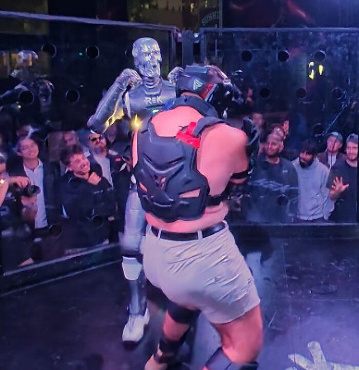 Viral Video Looks Like Sci-Fi, But The World Did In Fact Just See Its First ‘Man Vs. Robot’ Cage Fight Viral Video Looks Like Sci-Fi, But The World Did In Fact Just See Its First ‘Man Vs. Robot’ Cage Fight