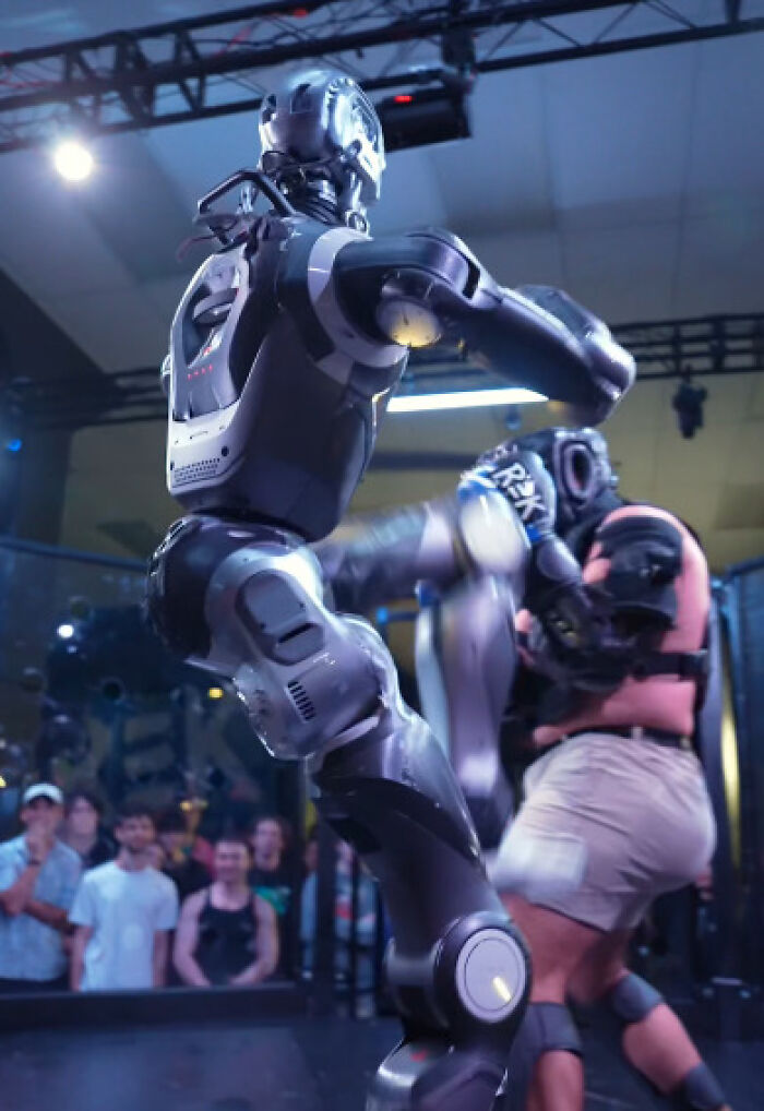 Viral Video Looks Like Sci-Fi, But The World Did In Fact Just See Its First ‘Man Vs. Robot’ Cage Fight Viral Video Looks Like Sci-Fi, But The World Did In Fact Just See Its First ‘Man Vs. Robot’ Cage Fight