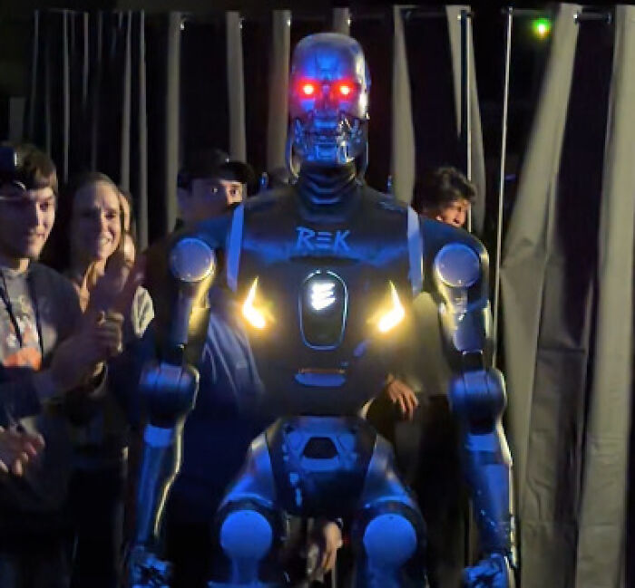 Viral Video Looks Like Sci-Fi, But The World Did In Fact Just See Its First ‘Man Vs. Robot’ Cage Fight Viral Video Looks Like Sci-Fi, But The World Did In Fact Just See Its First ‘Man Vs. Robot’ Cage Fight