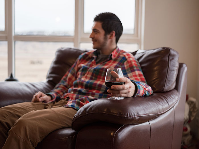 Former Alcoholic Shares 3 Warning Signs That Helped Him Recognize His Drinking Problem