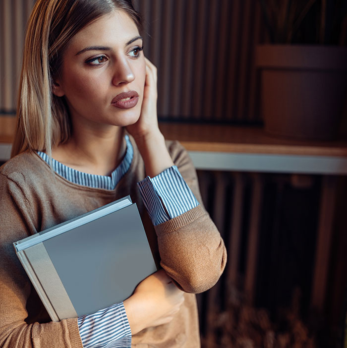 Guy Comes Into Girlfriend’s Book Club Just To Embarrass Her, Doesn’t See The Big Deal