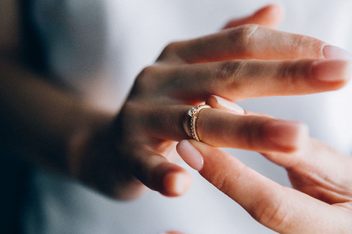 Woman Flies To The UK With Her Family To Celebrate Her Fianc&eacute;, Leaves Traumatized And Single