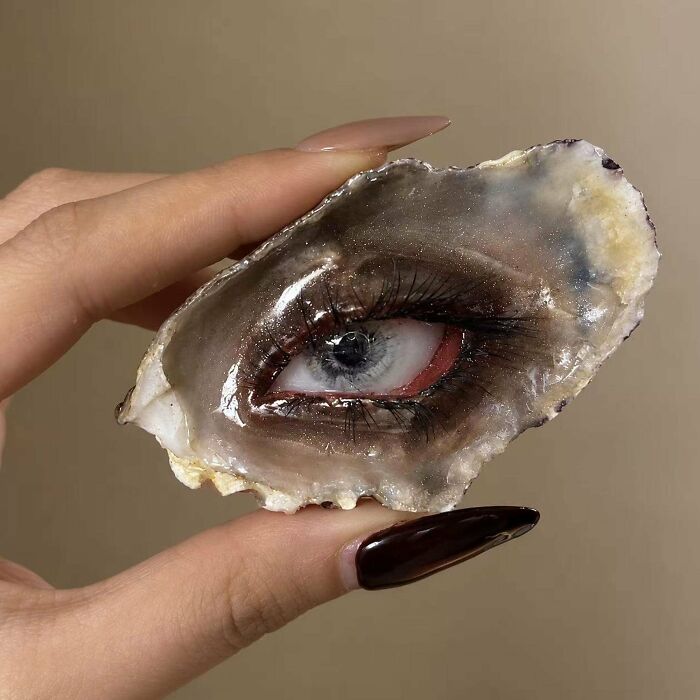 Artists Angie And Yoori Turn Seashells Into Surreal Sculptures With Human Eyes (33 Pics) Artists Angie And Yoori Turn Seashells Into Surreal Sculptures With Human Eyes (33 Pics)