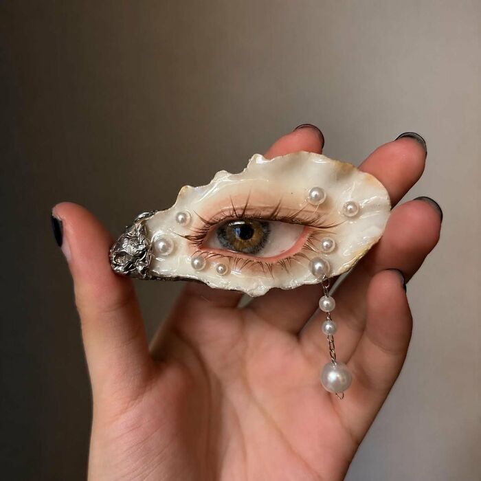 Artists Angie And Yoori Turn Seashells Into Surreal Sculptures With Human Eyes (33 Pics) Artists Angie And Yoori Turn Seashells Into Surreal Sculptures With Human Eyes (33 Pics)