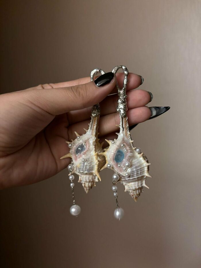 Artists Angie And Yoori Turn Seashells Into Surreal Sculptures With Human Eyes (33 Pics) Artists Angie And Yoori Turn Seashells Into Surreal Sculptures With Human Eyes (33 Pics)