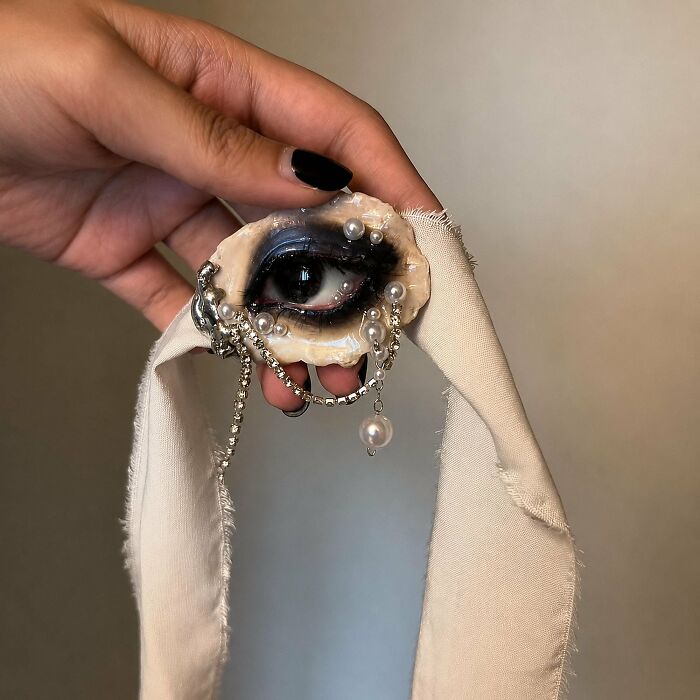 Artists Angie And Yoori Turn Seashells Into Surreal Sculptures With Human Eyes (33 Pics) Artists Angie And Yoori Turn Seashells Into Surreal Sculptures With Human Eyes (33 Pics)