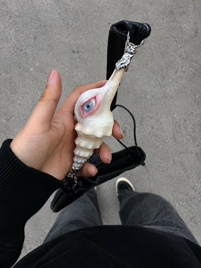 Artists Angie And Yoori Turn Seashells Into Surreal Sculptures With Human Eyes (33 Pics) Artists Angie And Yoori Turn Seashells Into Surreal Sculptures With Human Eyes (33 Pics)