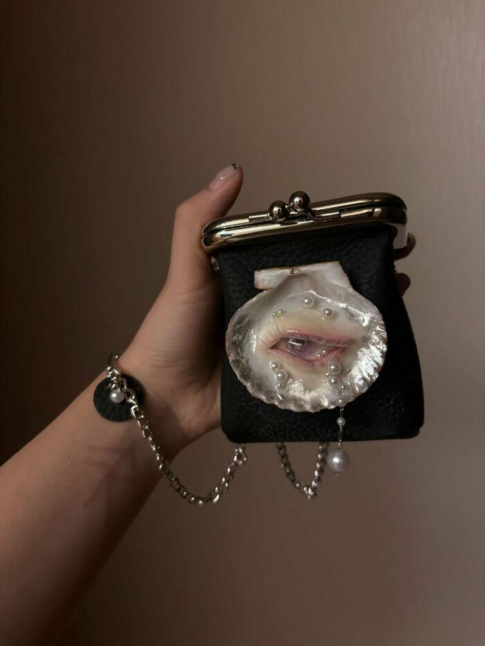 Artists Angie And Yoori Turn Seashells Into Surreal Sculptures With Human Eyes (33 Pics) Artists Angie And Yoori Turn Seashells Into Surreal Sculptures With Human Eyes (33 Pics)