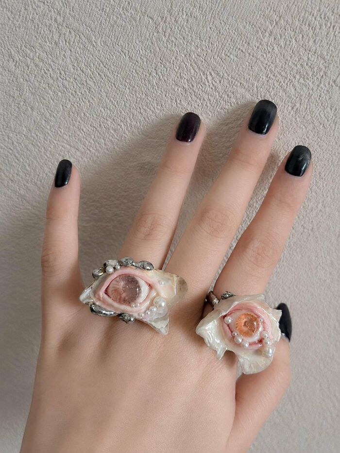 Artists Angie And Yoori Turn Seashells Into Surreal Sculptures With Human Eyes (33 Pics) Artists Angie And Yoori Turn Seashells Into Surreal Sculptures With Human Eyes (33 Pics)