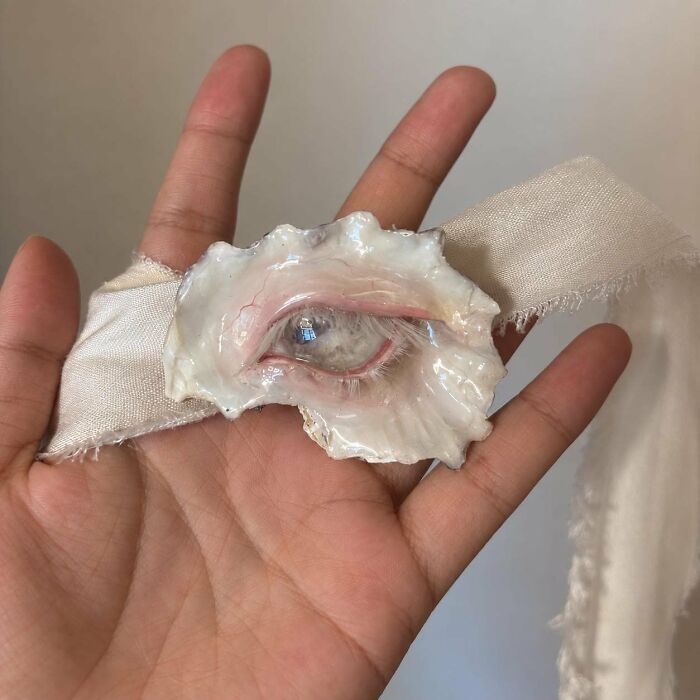 Artists Angie And Yoori Turn Seashells Into Surreal Sculptures With Human Eyes (33 Pics) Artists Angie And Yoori Turn Seashells Into Surreal Sculptures With Human Eyes (33 Pics)