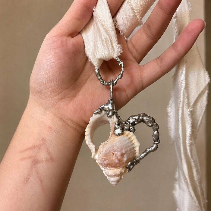 Artists Angie And Yoori Turn Seashells Into Surreal Sculptures With Human Eyes (33 Pics) Artists Angie And Yoori Turn Seashells Into Surreal Sculptures With Human Eyes (33 Pics)
