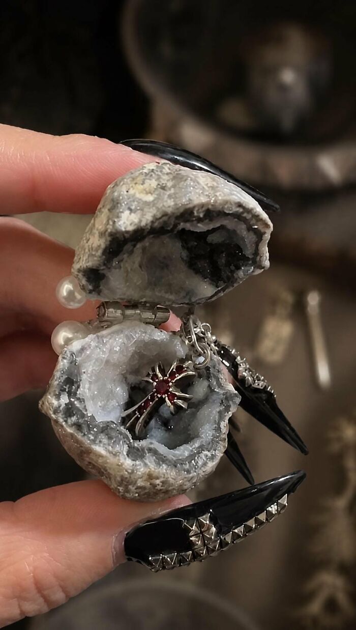 Artists Angie And Yoori Turn Seashells Into Surreal Sculptures With Human Eyes (33 Pics) Artists Angie And Yoori Turn Seashells Into Surreal Sculptures With Human Eyes (33 Pics)